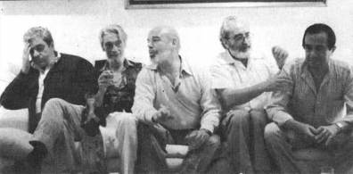 De izquierda a derecha: Juan Marsé, Barral, Gil de Biedma, Ángel González y José A. Goytisolo (Si se fijan delante de las piernas de Carlos Barral se aprecia un hada)